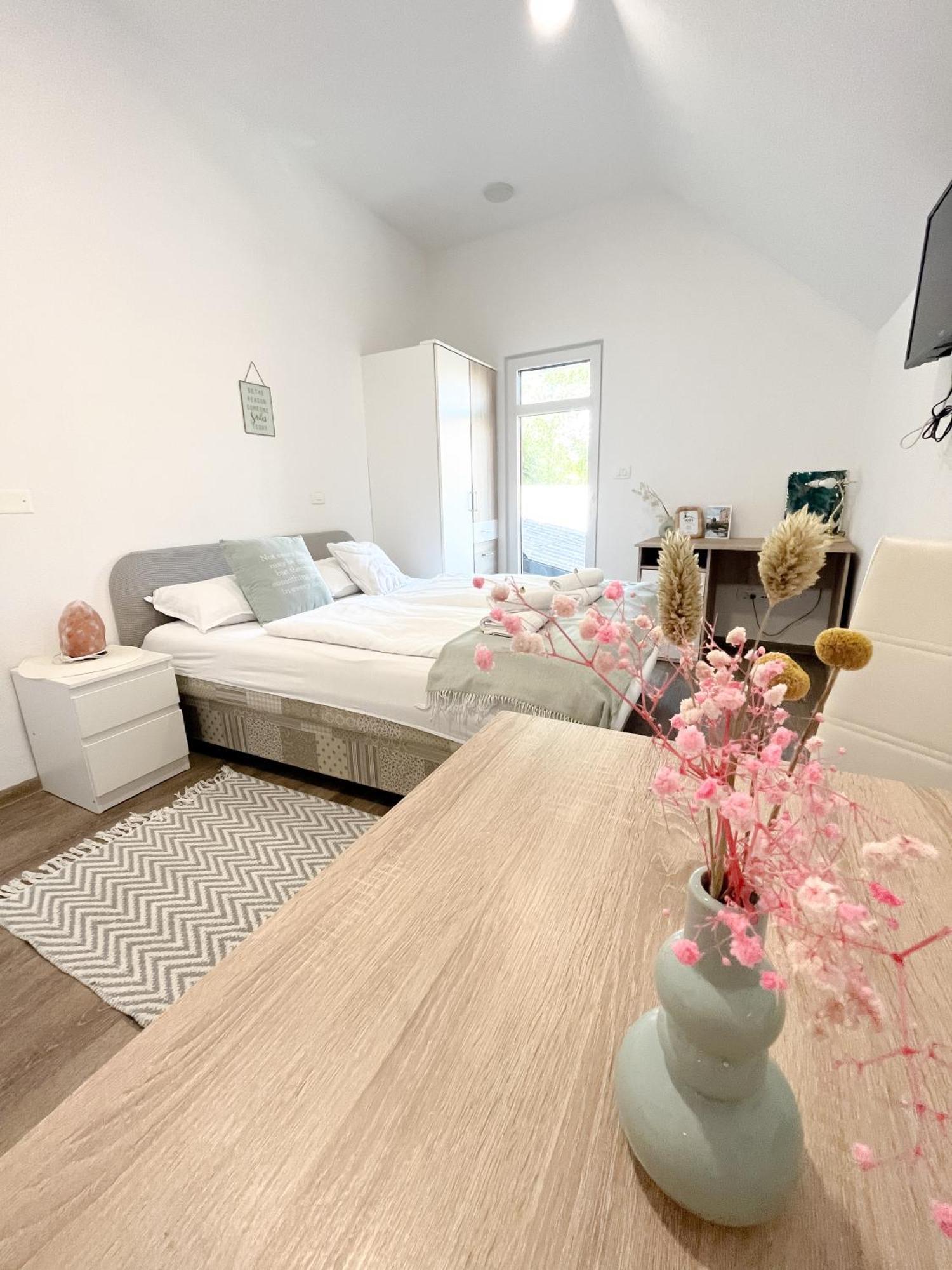 Anita'S Studio Apartments Ljubljana Extérieur photo